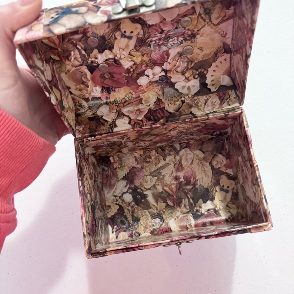 Vintage 90’s Floral Teddy Bear Print Box/Handbag w/latch - Picture 10 of 10